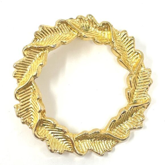 Leaf Wreath Brooch Vintage Costume Jewelry Gold Tone Round Textured Marked - Picture 1 of 6